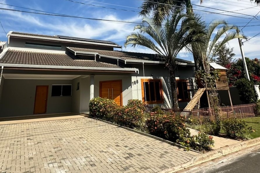 Casa em Condomínio na Vila Inglesa à Venda e Aluguel